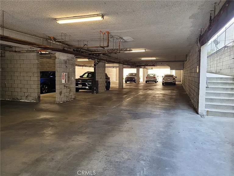 11041 La Maida St #8 — Photo 4