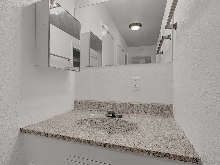 Carmichael Apartments — Photo 9