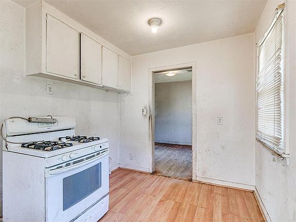 5th image of 512 SW 49th St