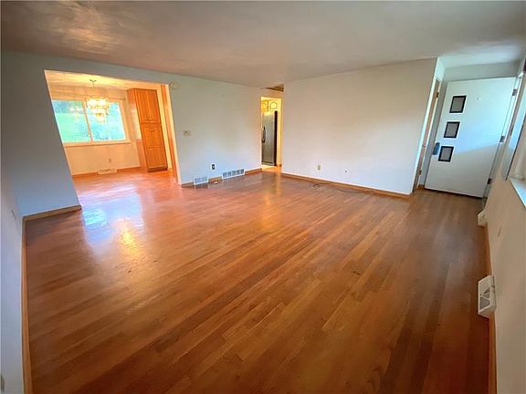 4th image of 10493 Roseway Blvd