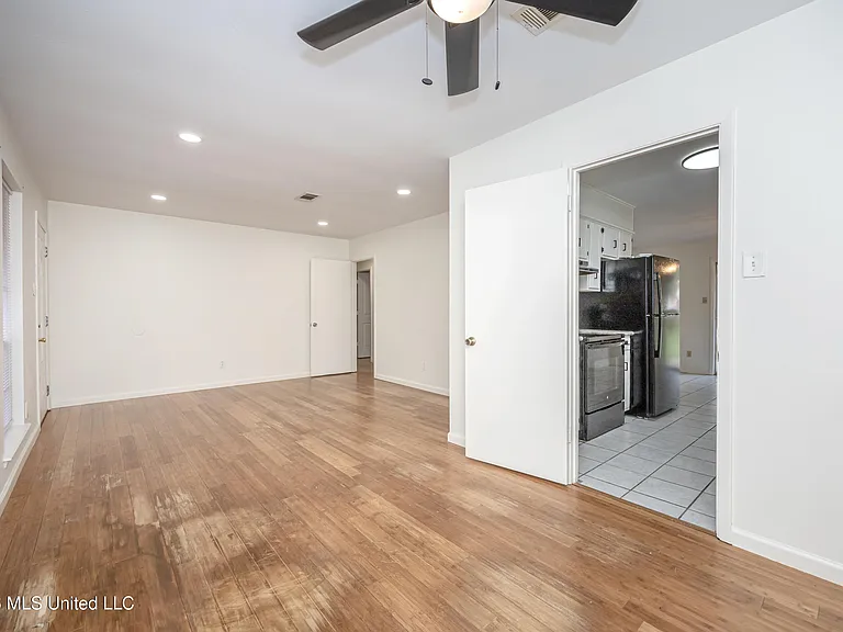 1213 King Henry Dr — Photo 13