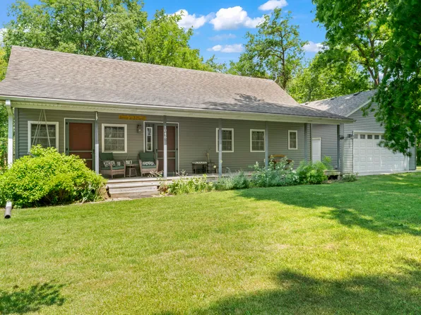 1046 N Riverside Dr, Momence, IL 60954