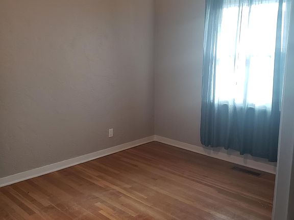 5th image of 410 Richmond Pl NE