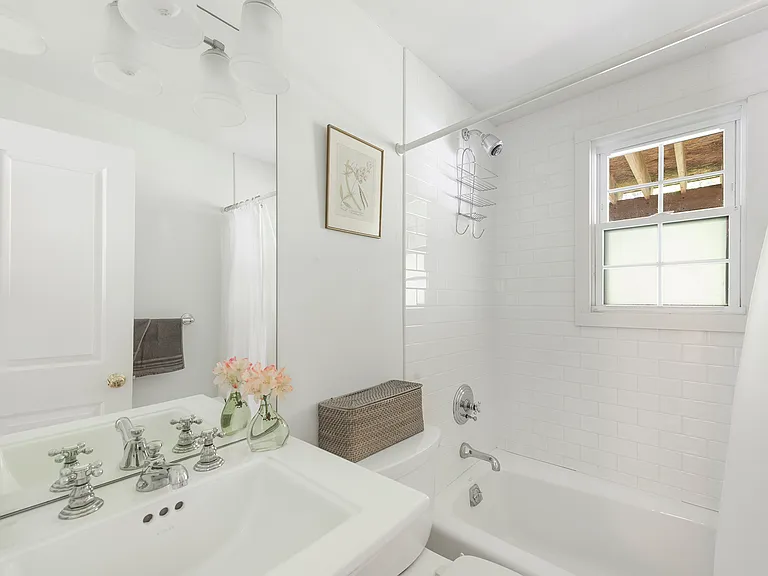809 Edge Of Woods Rd — Photo 19