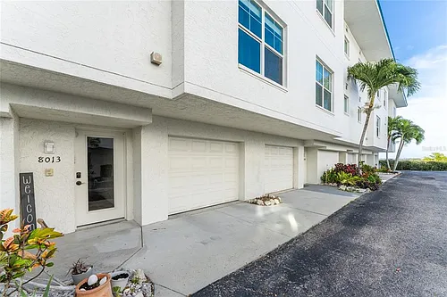8013 Bay Pointe Dr Photo 1