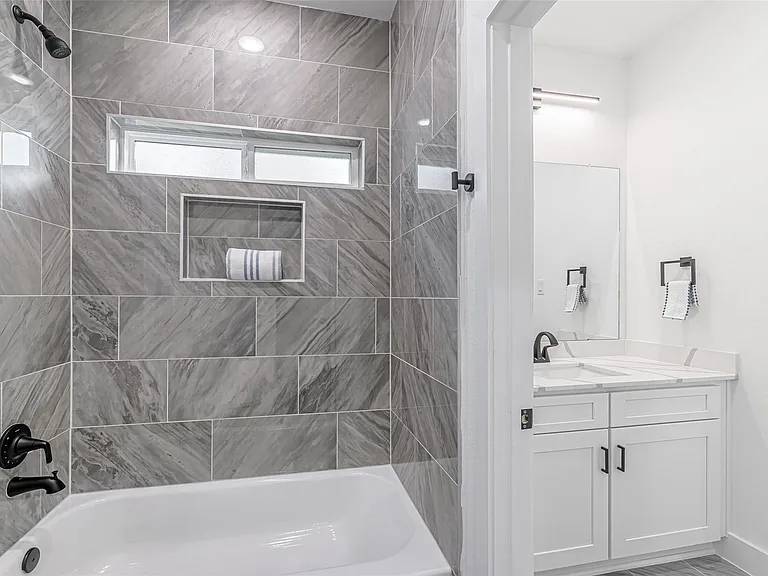 7806 Comal St #B — Photo 21