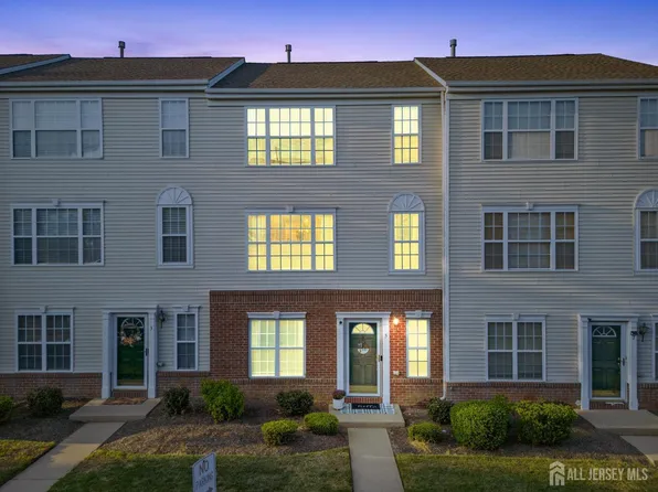 5 Kuczynski Dr, Parlin, NJ 08859