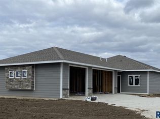 736 Pacific Cir, Harrisburg, SD 57032