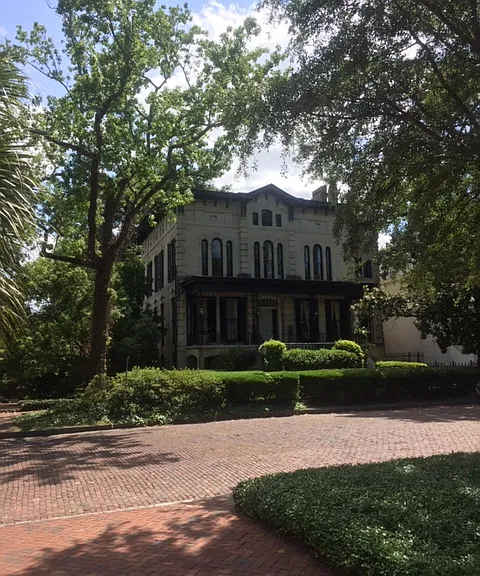 E Hall St — Photo 13