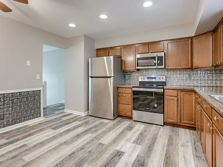 11705 Meredith Ave — Photo 9