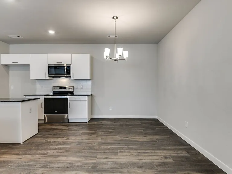 653 Blackland Dr — Photo 3