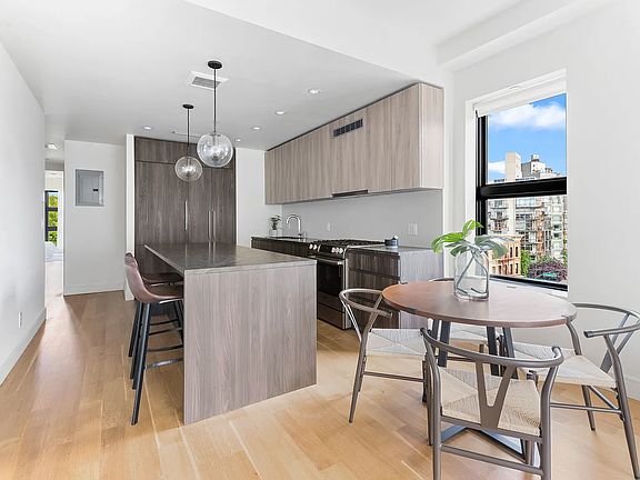 3rd image of 868 Lorimer St Unit 5-C