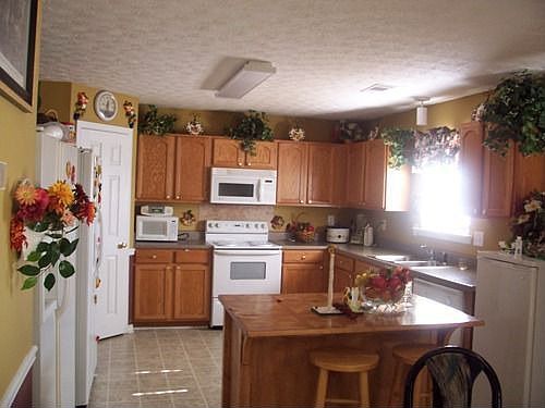 SPACIOUS KITCHEN