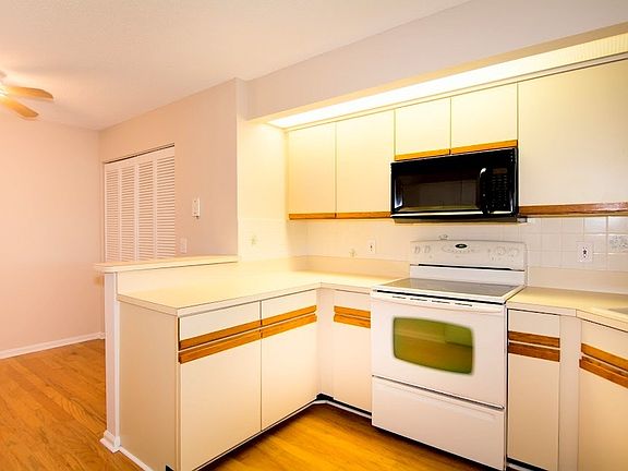 2nd image of 122 Bay Colony Dr N #122