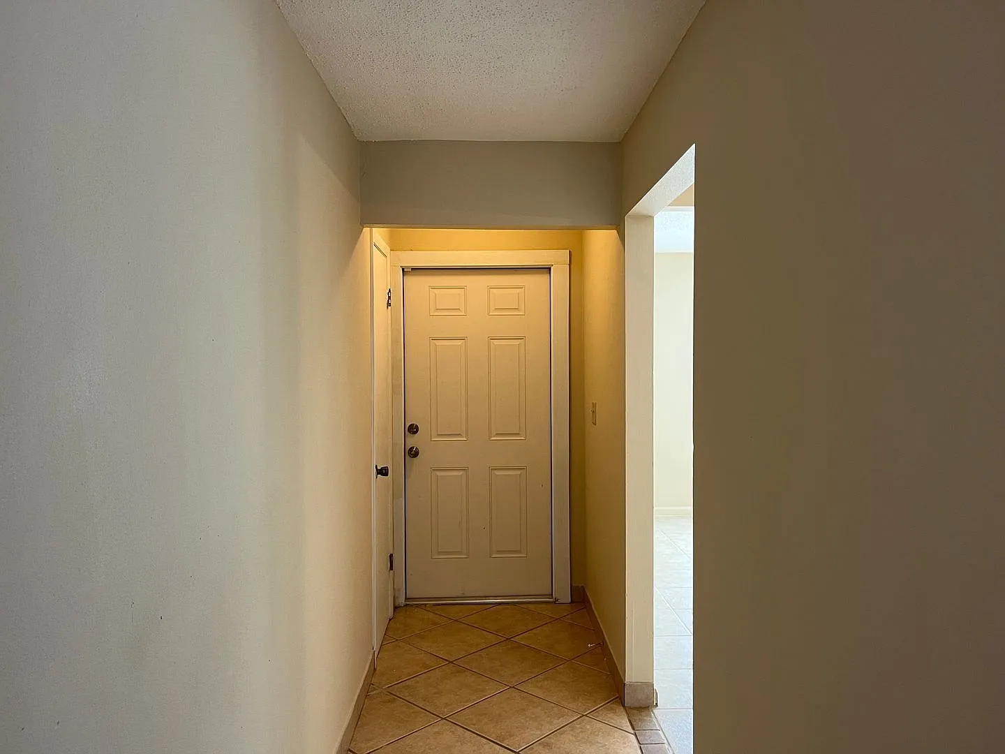 4 bed, 3.0 bath, 2190 sqft, $1,999 — Photo 2