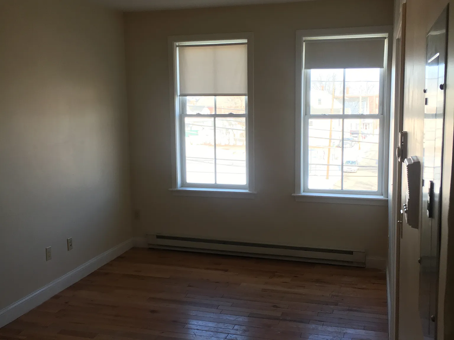 3 bed, 1000 sqft, $2,500 — Photo 2