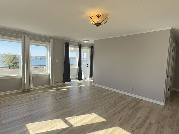4th image of 627 W Marine Dr
