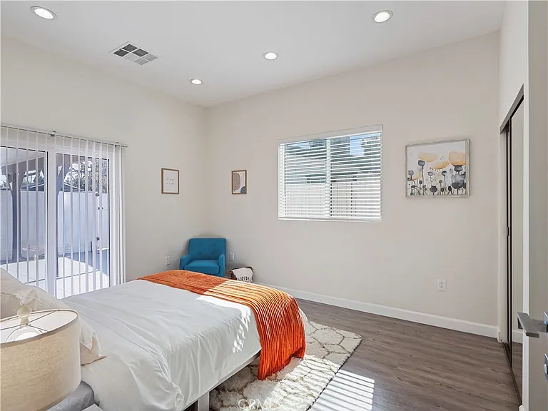 15803 Chatsworth St — Photo 16