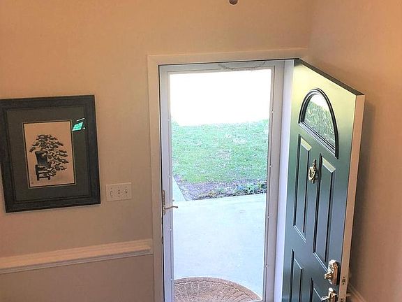 2nd image of 1023 Westbriar Dr NE