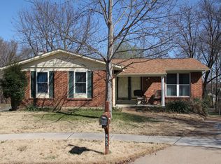 667 Walnut Point Ct, Ballwin, MO 63021
