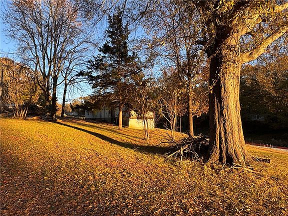 4th image of 208 Hedge St