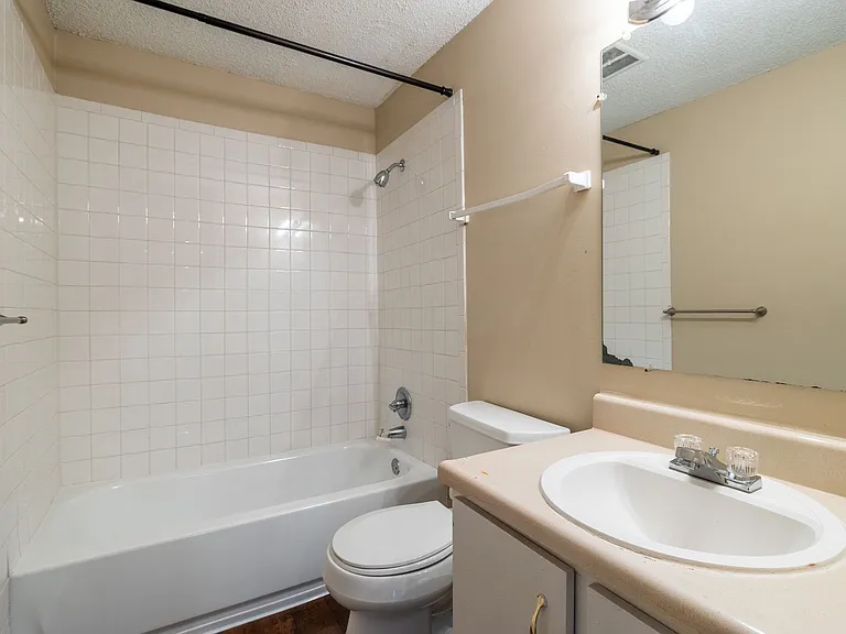 Emerald Hills Apartments — Photo 22