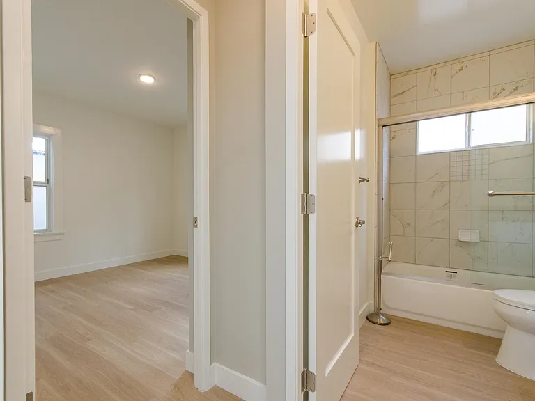 200-206 W Maple St #H — Photo 6