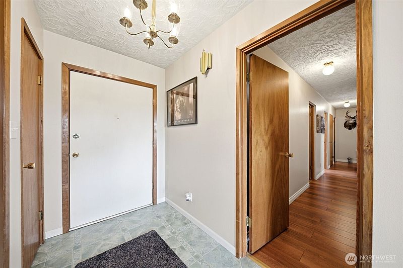 4th image of 80 Summit Drive