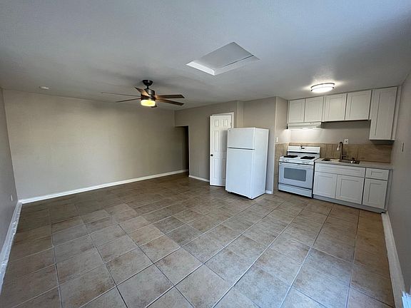 2nd image of 619 1/2 E Manor Dr