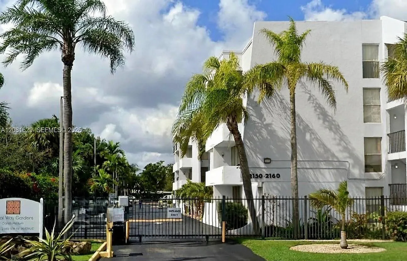 Coral Way Gardens Condo — Photo 1