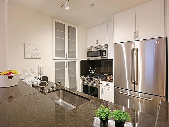 3rd image of 320 W 38th St APT 917