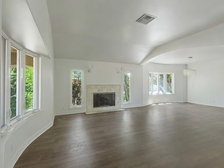 22100 Tiara St — Photo 5