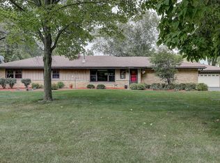 W158N5875 Elmway Dr, Menomonee Falls, WI 53051