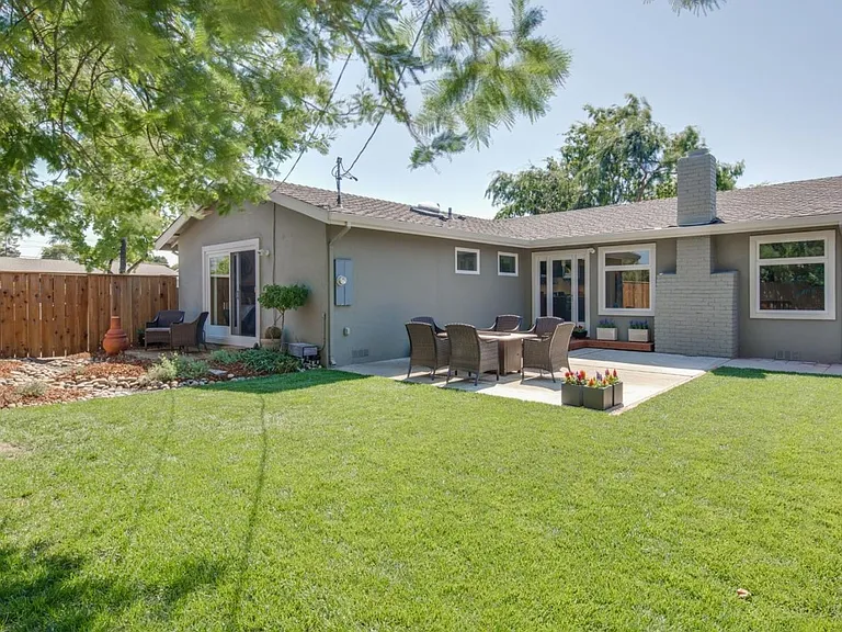 874 Wellington Pl — Photo 13