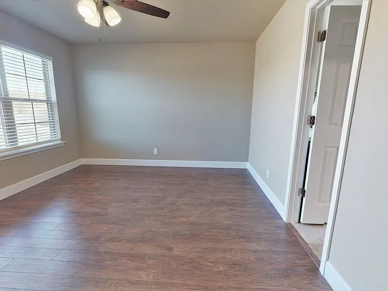 Sunflower Triplex — Photo 9