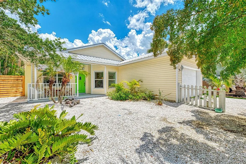 3 bed, 2.0 bath, 1438 sqft, $4,500 — Photo 1