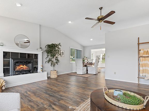 4th image of 668 W Lake Samish Drive