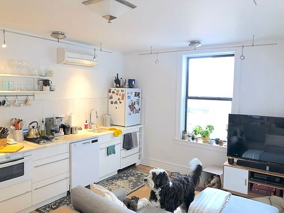 2nd image of 102 W 79th St APT 6A