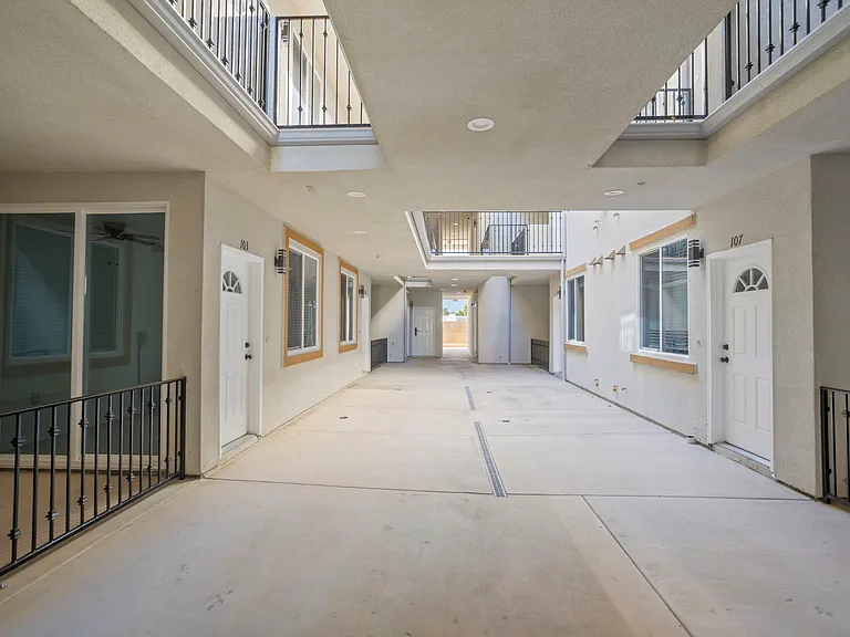 Solana Apartments — Photo 7