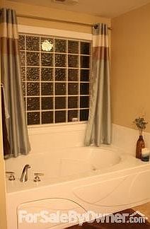 Master Bath Spa Tub with Jets