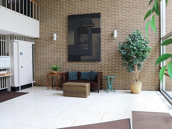 5th image of 4444 N Knoxville Ave APT 404