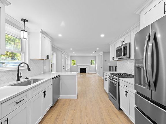 5th image of 9 Walden Pond Ave