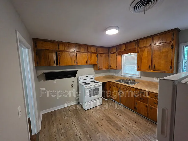 939 N Royal Ave — Photo 5