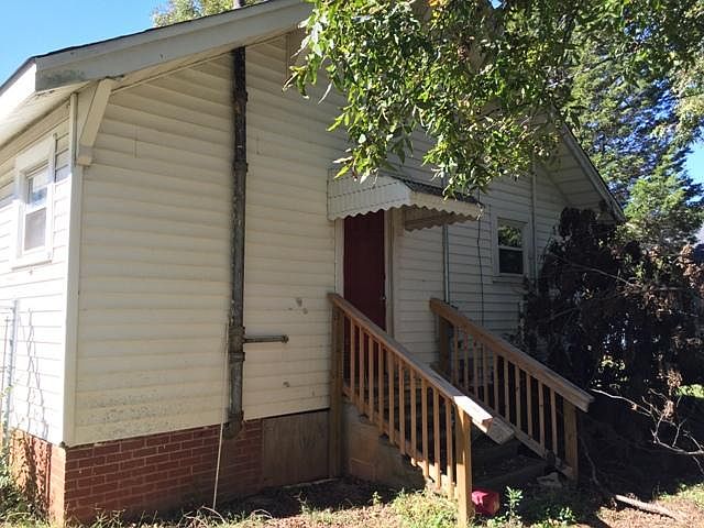 2nd image of 107 Caroline St