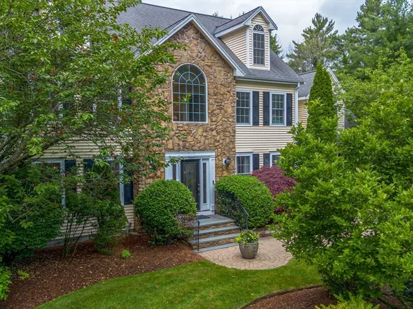 60-60R Poquanticut Ave, North Easton, MA 02356