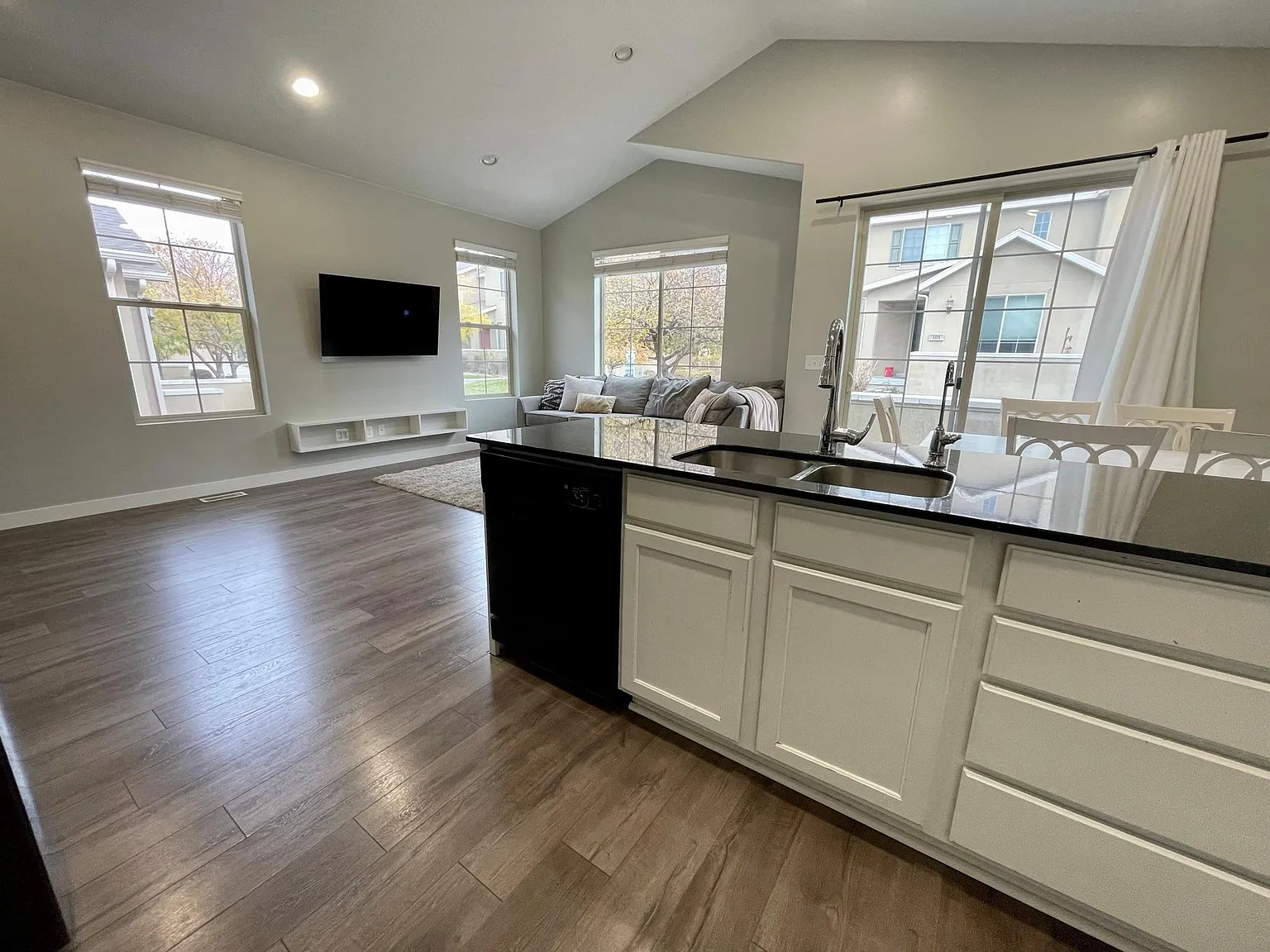 478 E Vancott Way — Photo 3