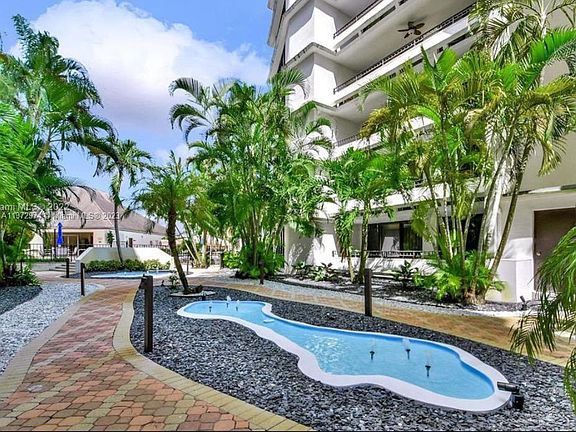 5th image of 13953 Kendale Lakes Cir #807B
