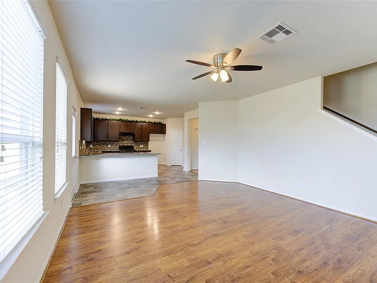 10907 Woodland Leaf Ln — Photo 8