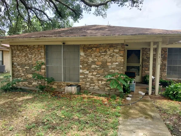 1313 Redbud Trl, Lockhart, TX 78644