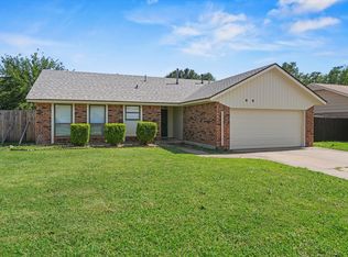 616 SW 23rd St, Moore, OK 73160